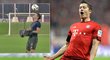 Útočník Bayernu Mnichov Robert Lewandowski je očividně v dobré pohodě. Na tréninku předváděl parádičky pro kamery