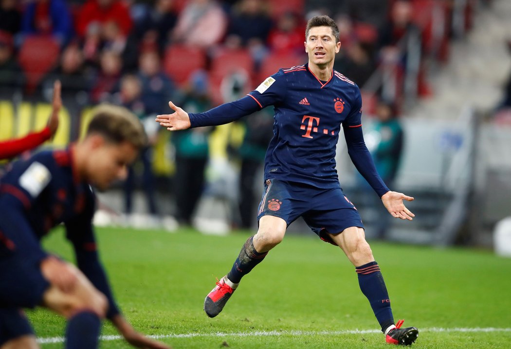 Robert Lewandowski slaví trefu do sítě Mohuče