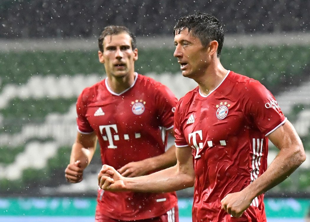 Robert Lewandowski po gólu do sítě Brém, svém 31. v této bundesligové sezoně