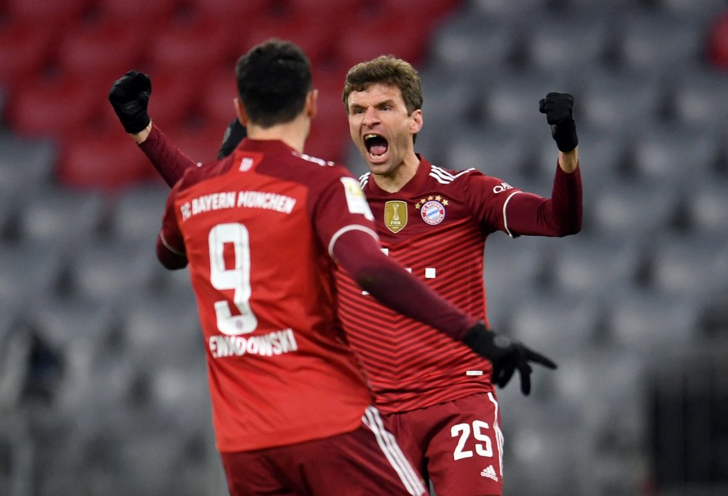Thomas Müller a Robert Lewandowski slaví gól do sítě Wolsfburgu