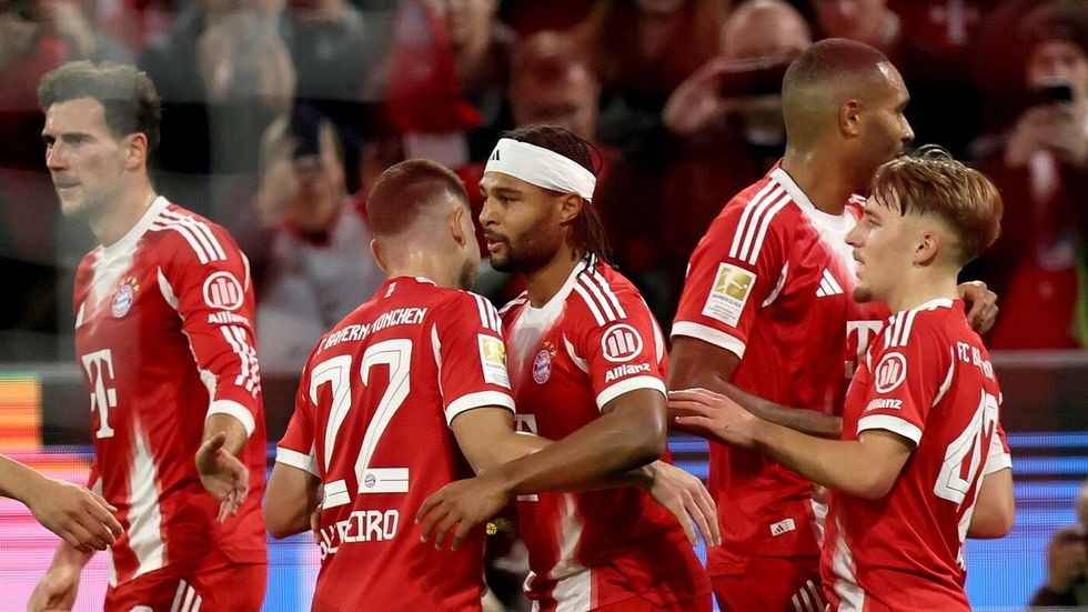 Fotbalisté Bayernu slaví gól do sítě Leverkusenu