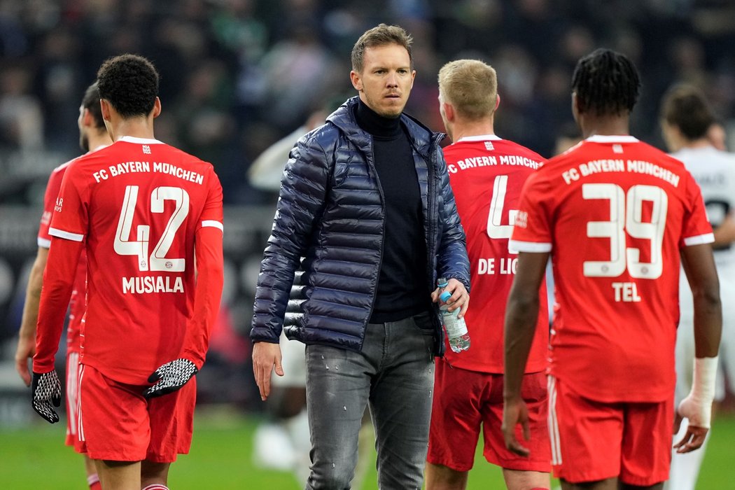 Smutní hráči a trenér Bayernu po prohře s Mönchengladbachem