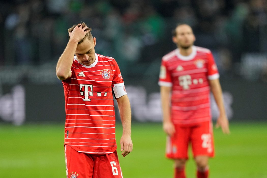 Smutní hráči Bayernu po prohře s Mönchengladbachem