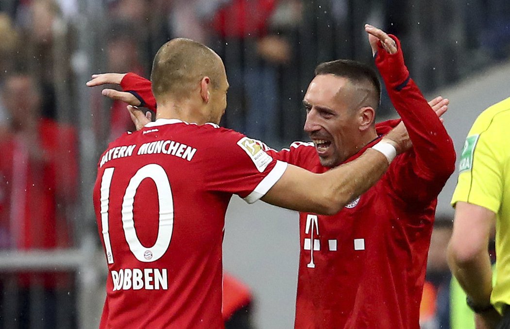 Franck Ribéry a Arjen Robben slaví gól proti Mohuči