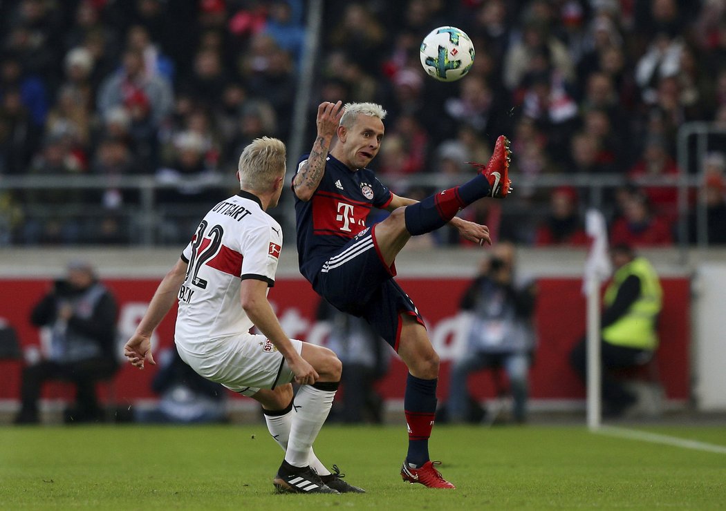 Rafinha se snaží zpracovat si míč v zápase se Stuttgartem