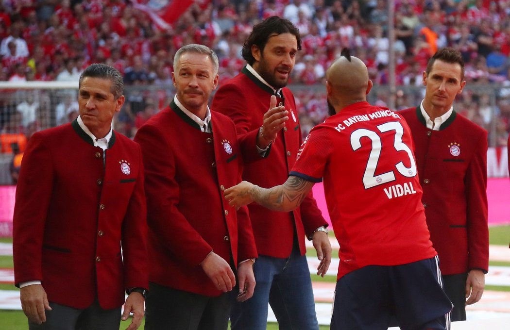 Arturo Vidal třese rukou bývalým hráčům po zápase