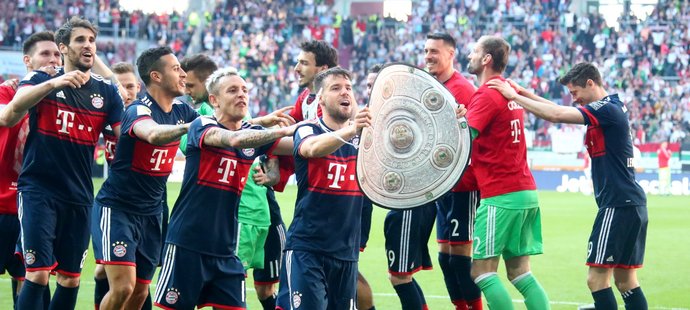Bujará oslava hráčů Bayernu po zisku šestého mistrovského titulu v Bundeslize v řadě
