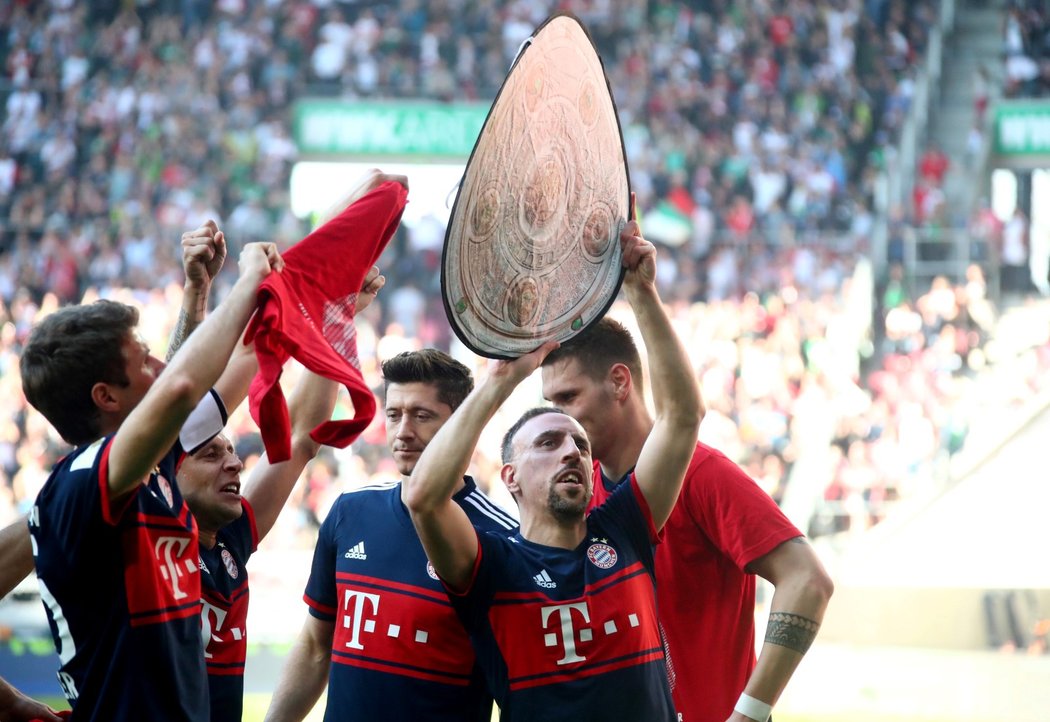 Hráči Bayernu slaví mistrovský titul