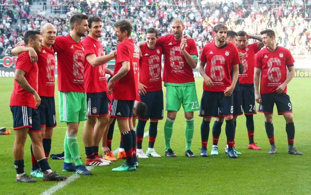 Hráči Bayernu po zápase oblékli mistrovská trička