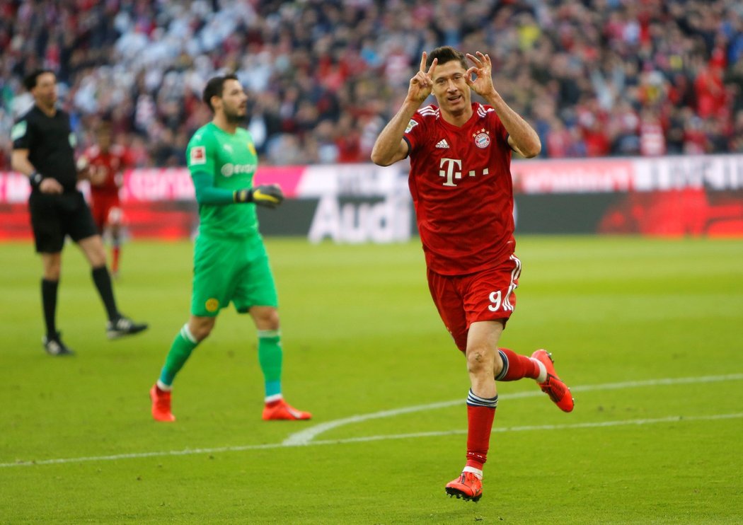 Kanonýr Bayernu Mnichov Robert Lewandowski slaví gól na 2:0 proti Dortmundu