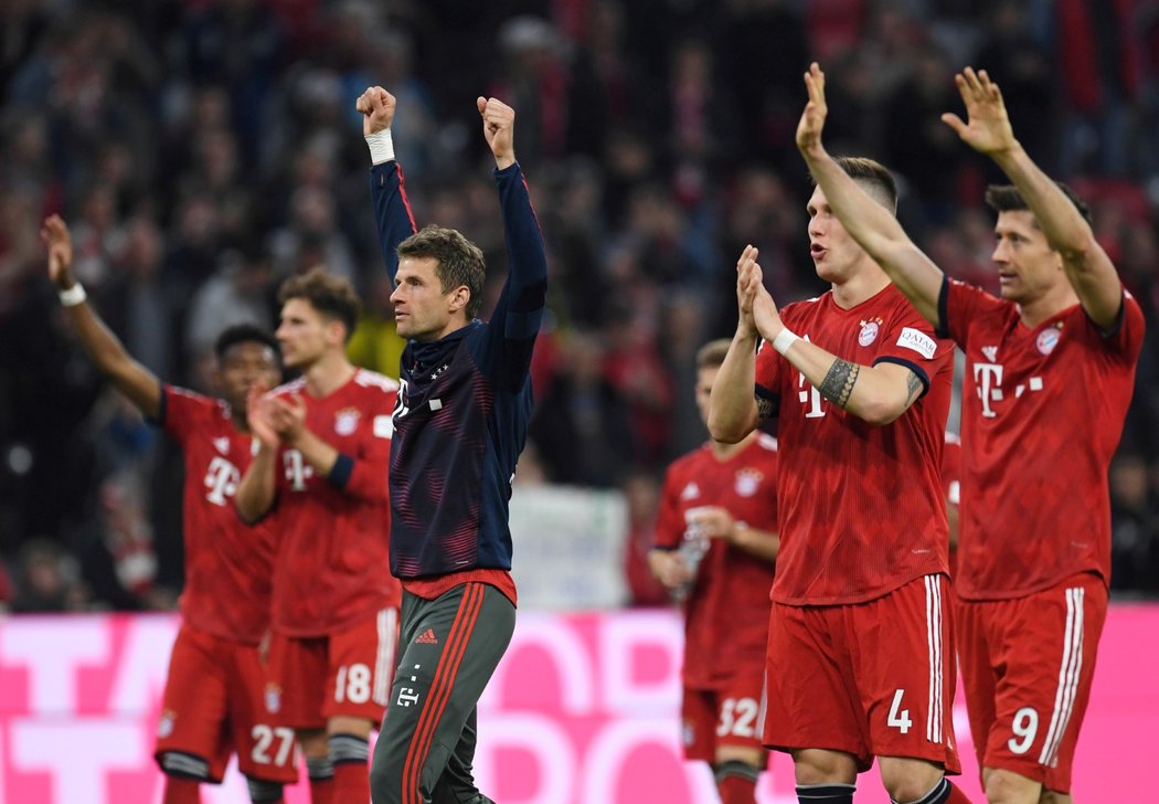Slavící hráči Bayernu Mnichov po jasném vítězství v Der Klassiker