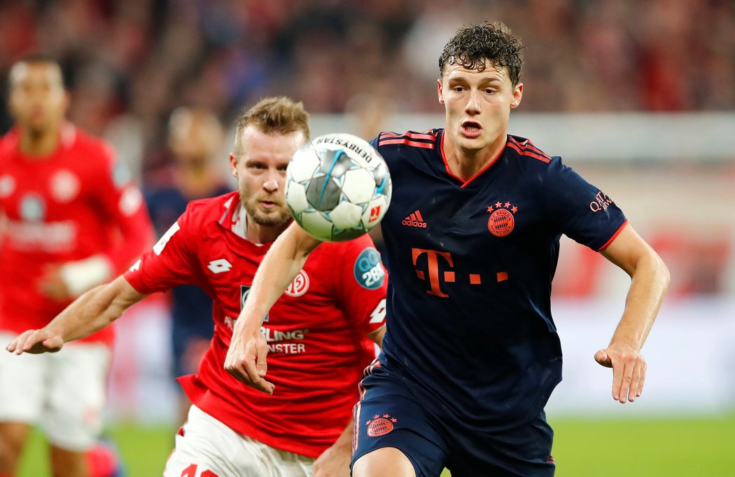 Benjamin Pavard z Bayernu v zápase s Mohučí