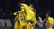 Velká radost hráčů Borussie Dortmund po obratu v závěru utkání na hřišti Herthy Berlín