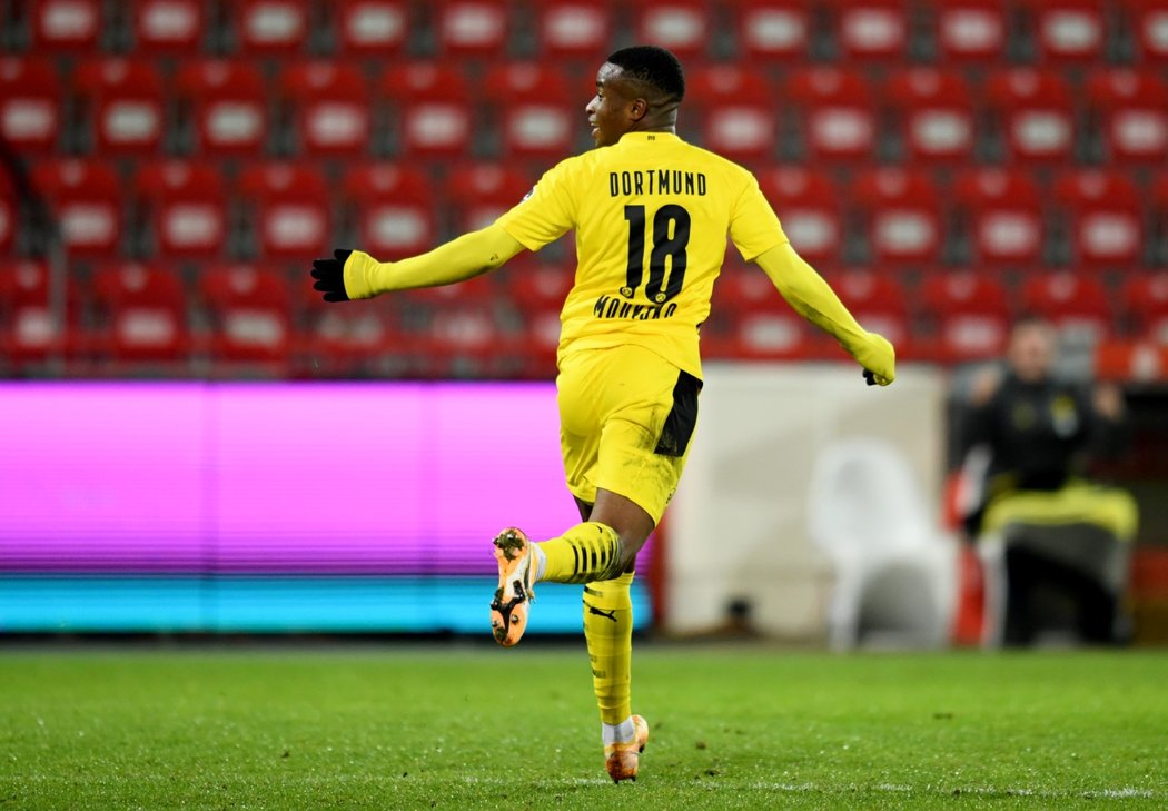 První gól mezi dospělými zapsal 16letý talent Youssoufa Moukoko