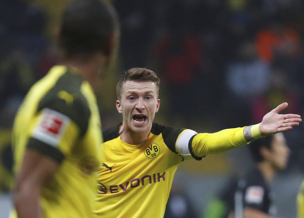 Kapitán Marco Reus nahlas diriguje spoluhráče z Dortmundu