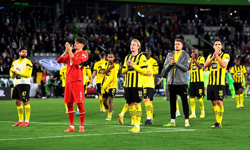 Zklamaní hráči Dortmundu po prohře