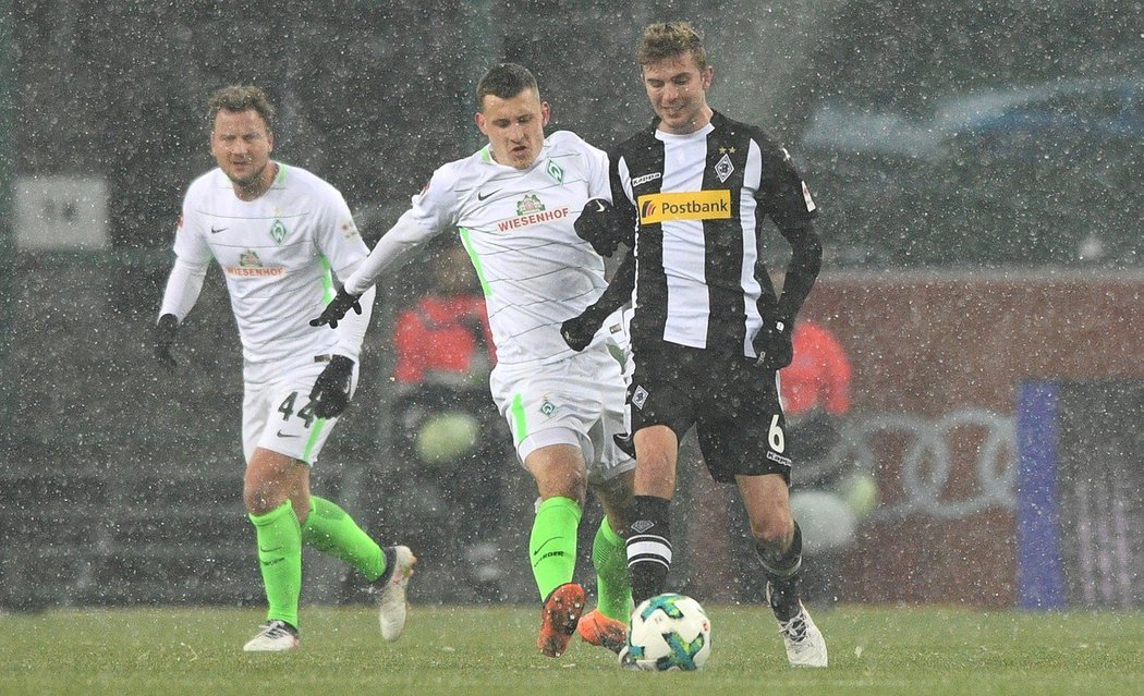 Fotbalisté Mönchengladbachu promarnili v německé lize dvoubrankový náskok a po remíze 2:2 s Brémami, za které chytal Pavlenka, jsou v tabulce sedmí