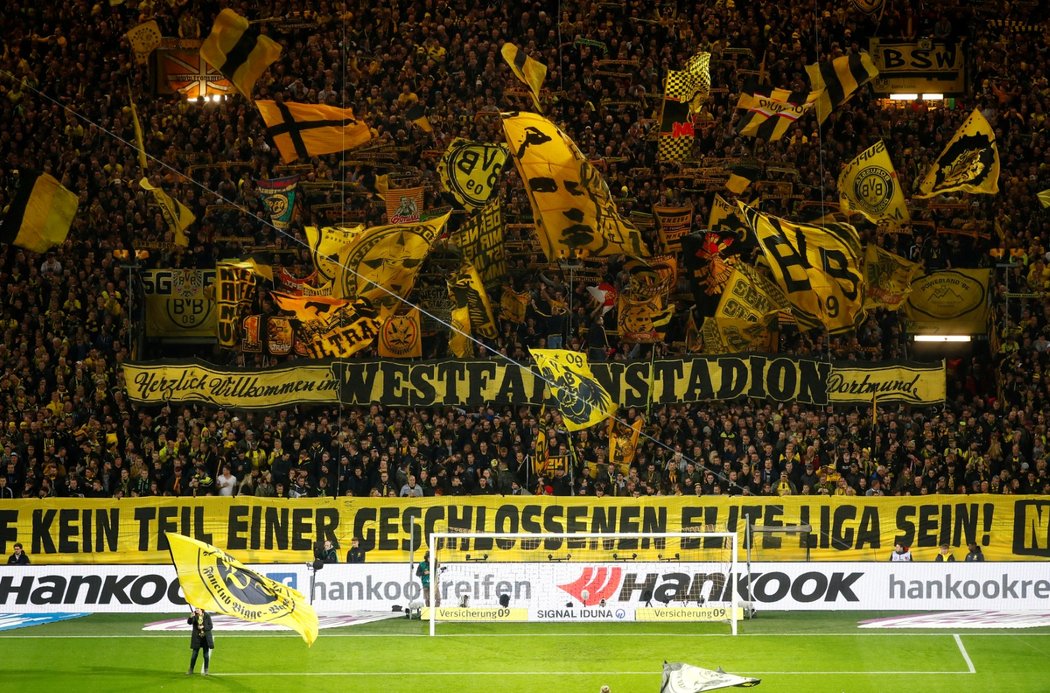 Fanoušci Borussie Dortmund během šlágru s Bayernem