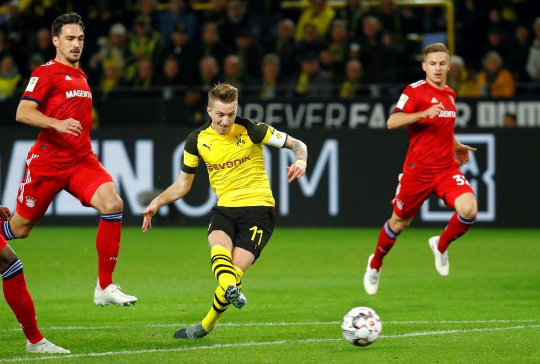 Marco Reus pálí na branku Bayernu Mnichov