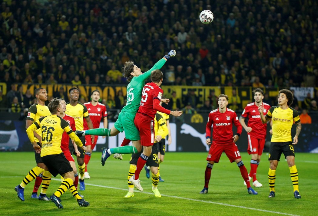 Brankář Dortmundu Marwin Hitz v souboji s Thomasem Mullerem