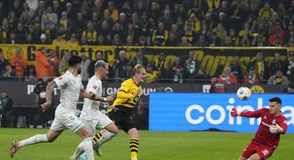 Borussia po těsné výhře vede bundesligu, Pavlenka chyběl v brance Brém