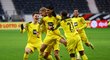 Fotbalisté Dortmundu slaví gól v závěru utkání ve Frankfurtu, kde nakonec vyhráli 3:2