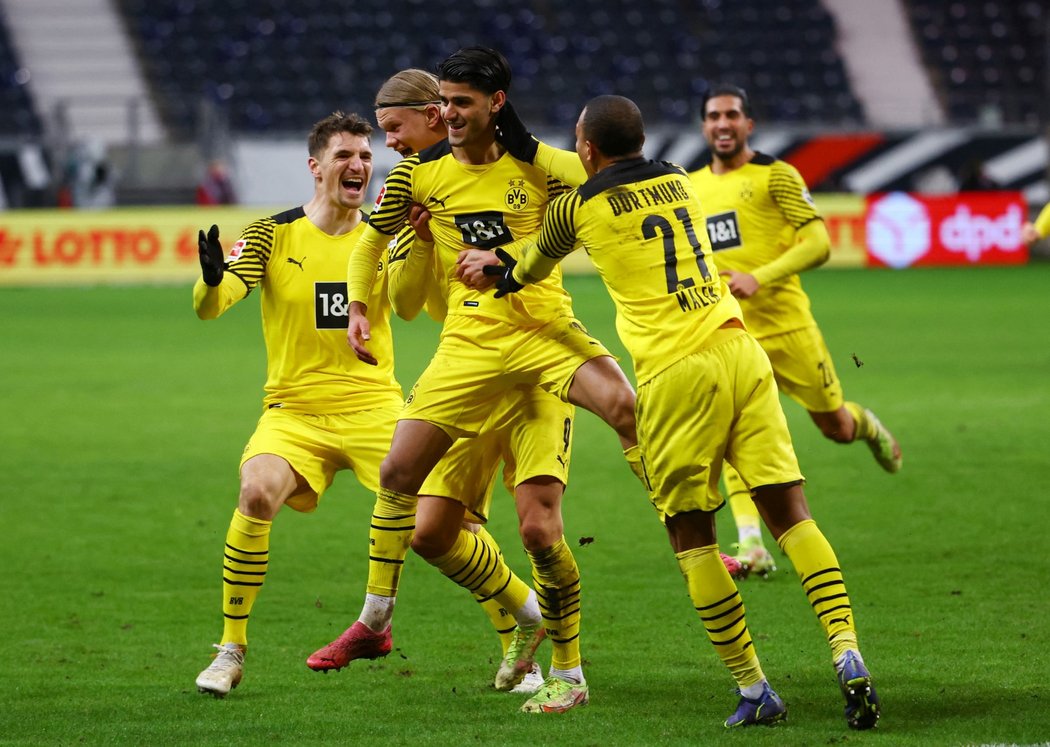 Fotbalisté Dortmundu slaví gól v závěru utkání ve Frankfurtu, kde nakonec vyhráli 3:2