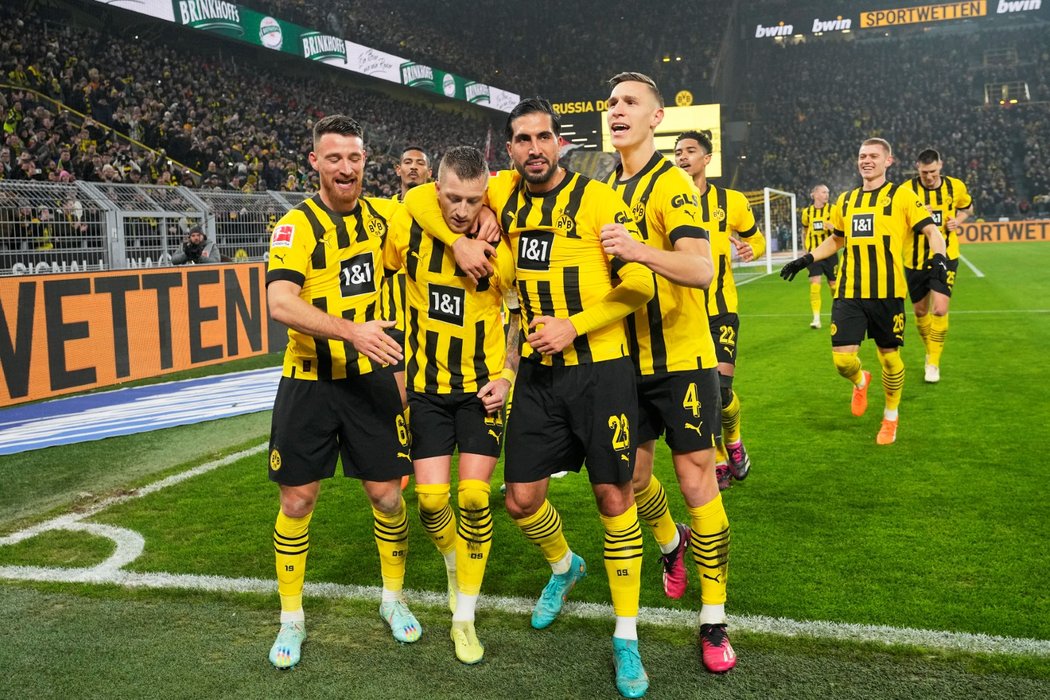 Hráči Dortmundu se radují z gólu