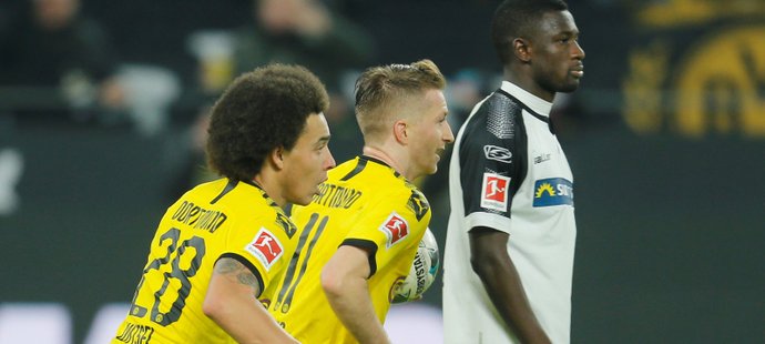 Marco Reus a Axel Witsel slaví gól proti Paderbornu