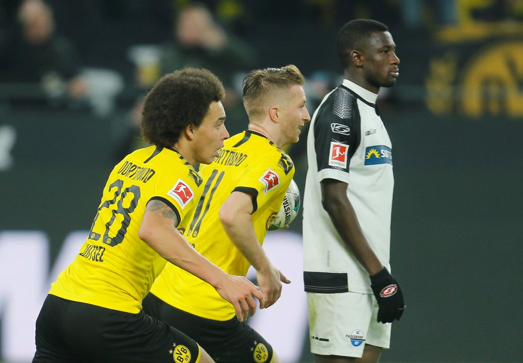 Marco Reus a Axel Witsel slaví gól proti Padebornu