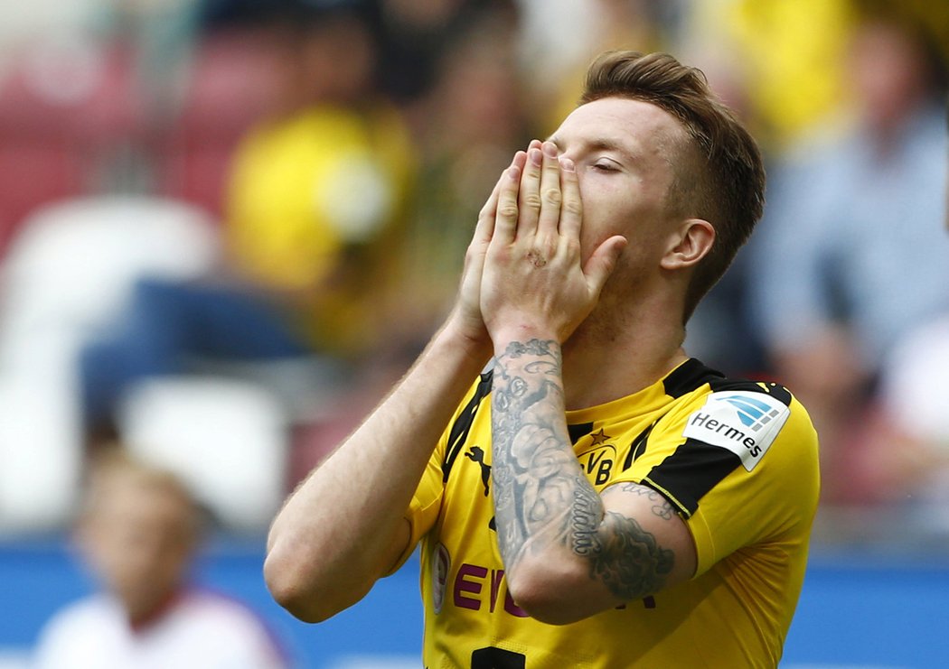 Dortmund s Markem Reusem jen remizoval s Augsburgem a nemá jistou základní skupinu Ligy mistrů