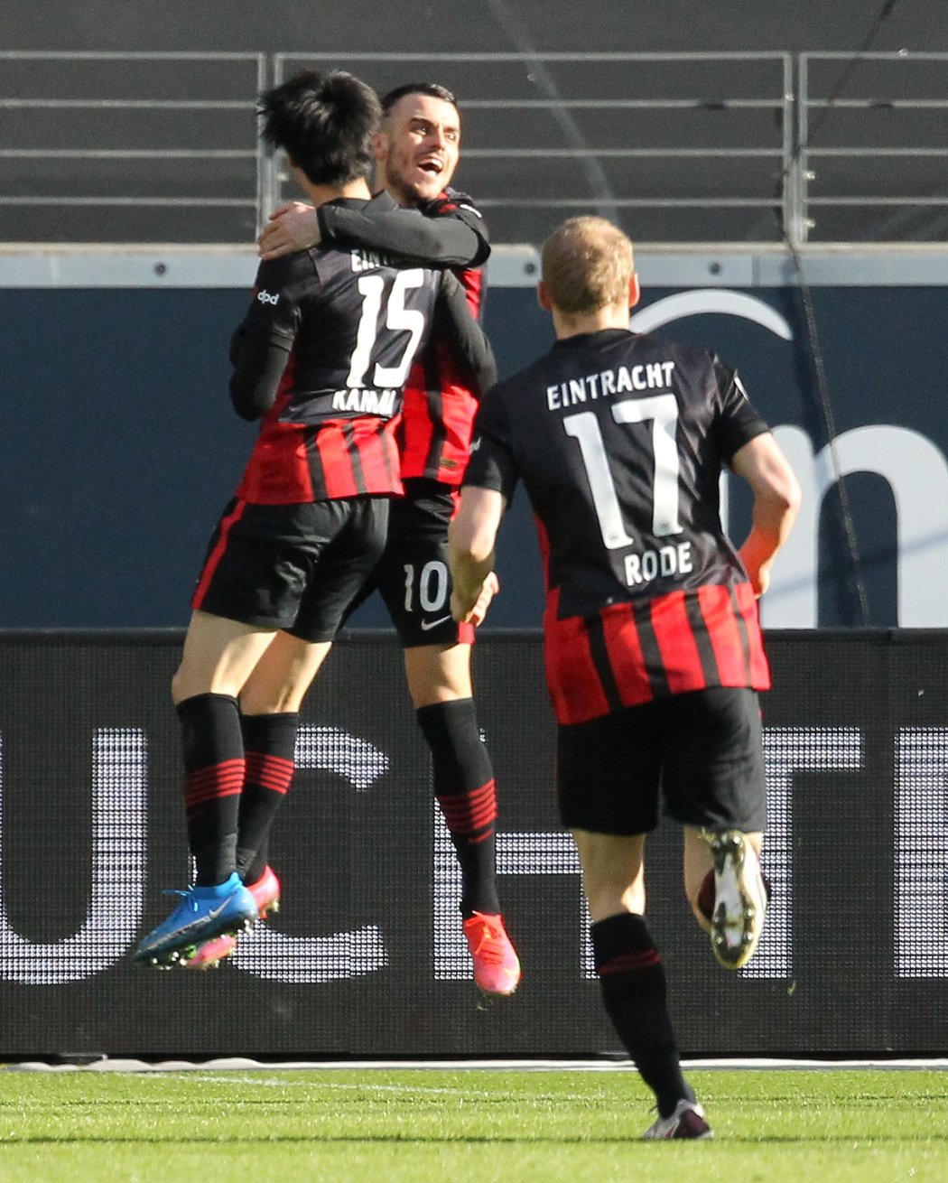 Fotbalisté Frankfurtu zvítězili zvládli duel s lídrem bundesligy Bayernem, porazili ho 2:1