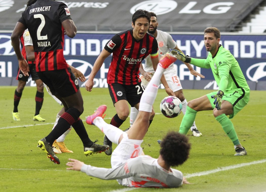 Fotbalisté Frankfurtu zvítězili zvládli duel s lídrem bundesligy Bayernem, porazili ho 2:1