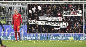 Bundesliga v pondělí?! To už je moc. Fanoušci Frankfurtu protestovali