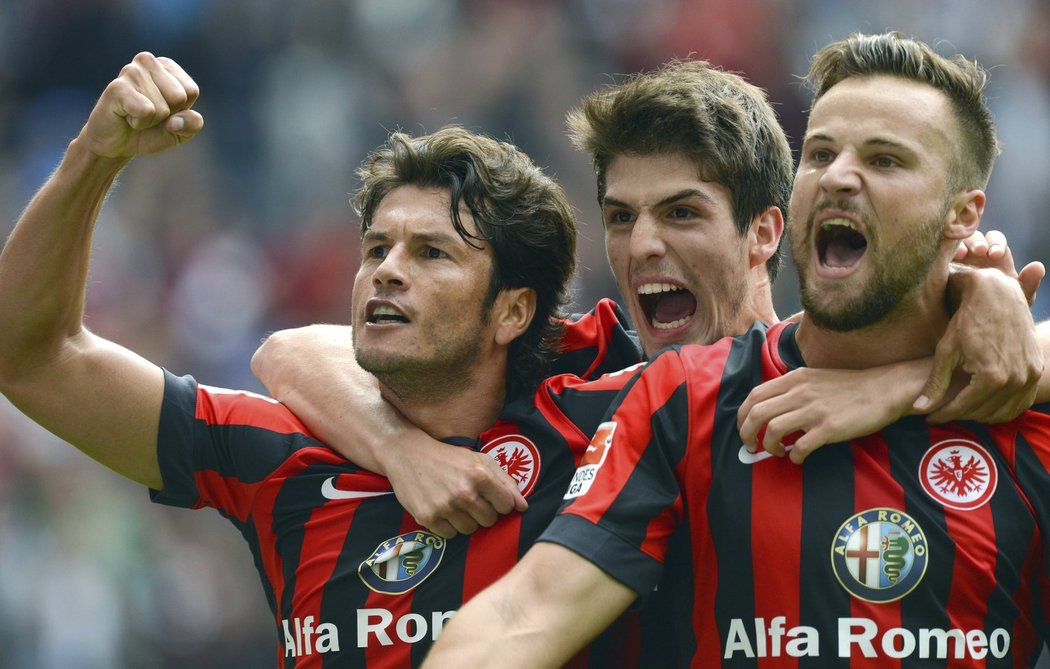 Hráči Frankfurtu se radují po gólu do sítě Freiburgu
