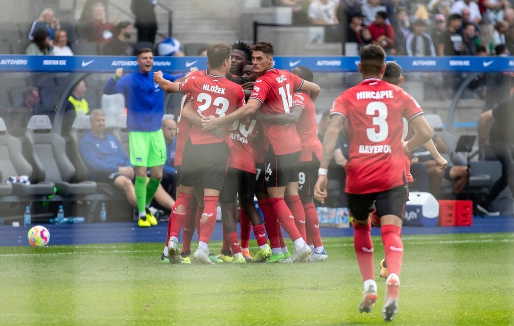 Fotbalisté Leverkusenu se radují z gólu