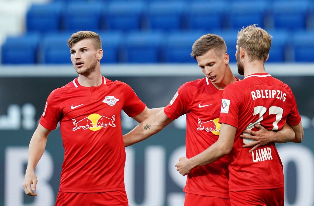 Fotbalisté Lipska oslavují jednu z tref Daniho Olma (uprostřed) proti Hoffenheimu