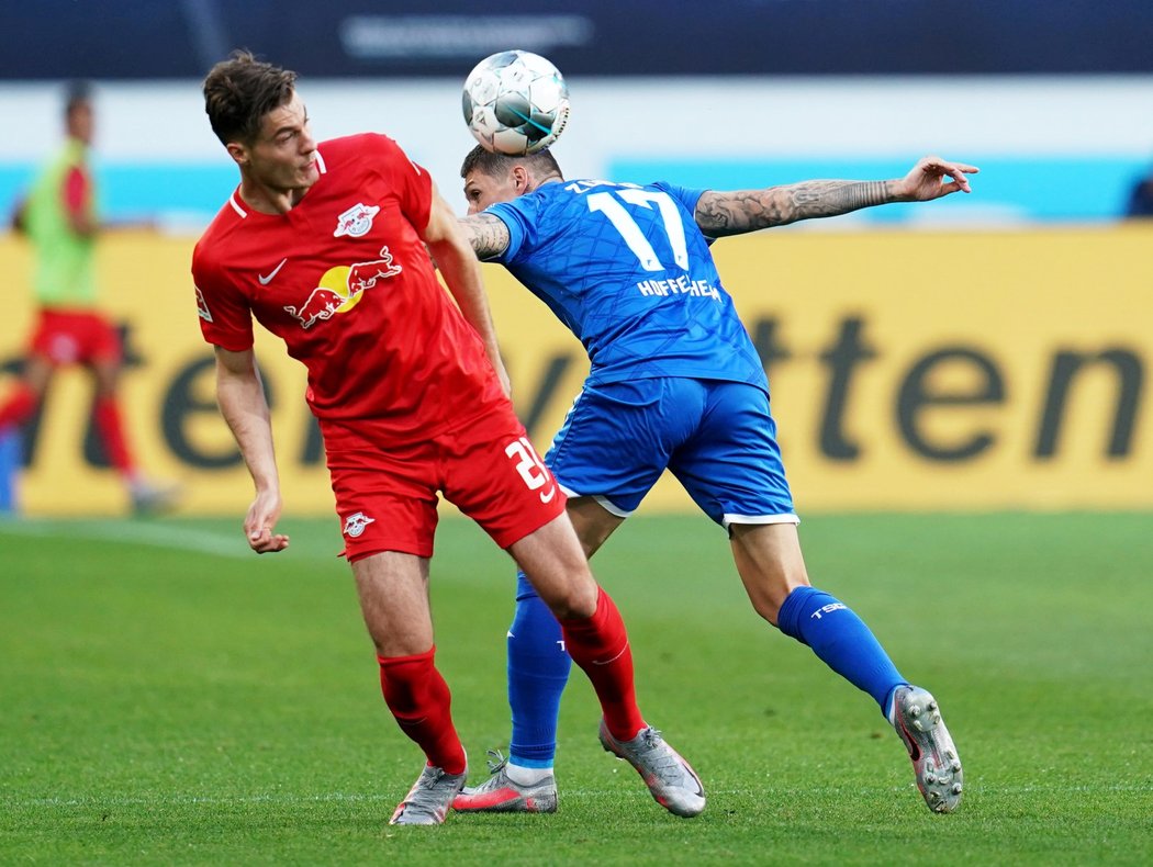 Patrik Schick (v červeném) se proti Hoffenheimu gólově neprosadil