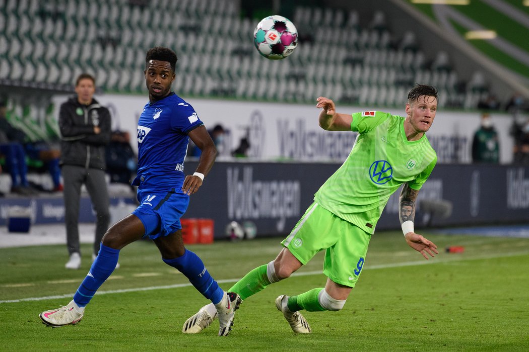 Ryan Sessegnon (vlevo) z Hoffenheimu v souboji s wolfsburským Lowerem Saxonym