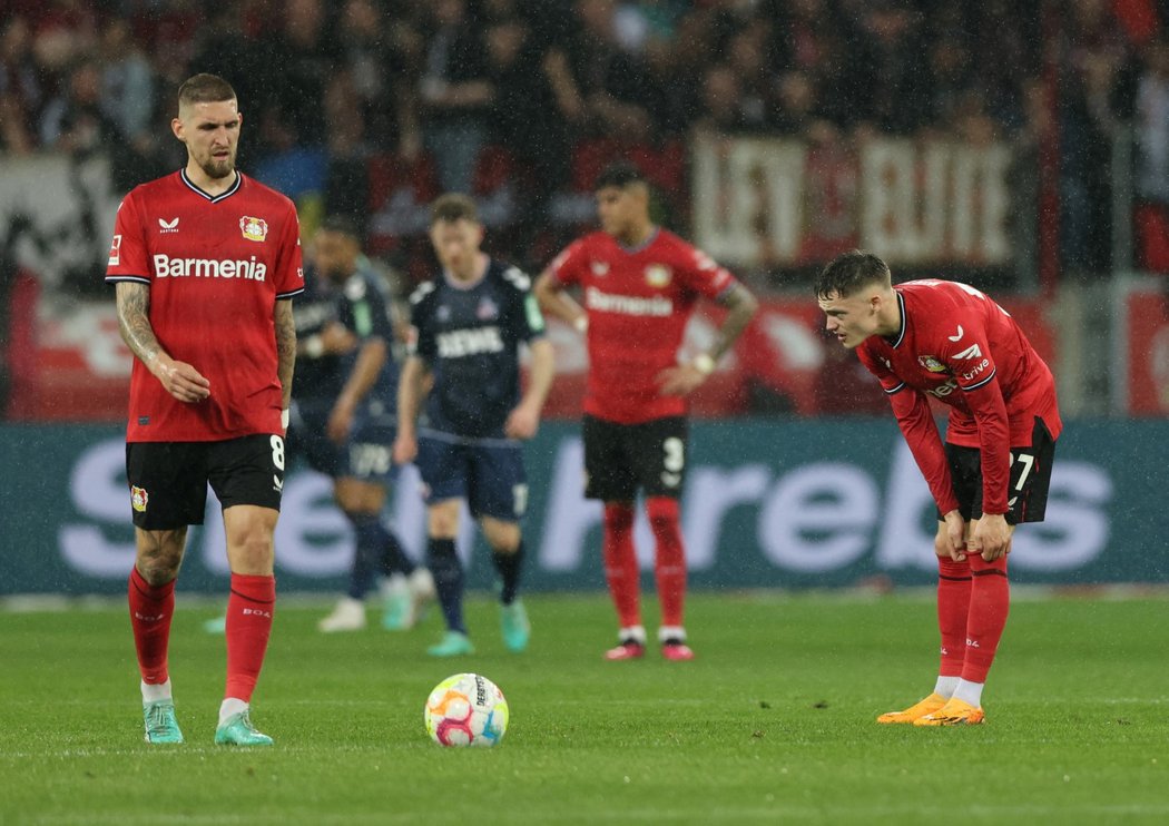Zklamaní hráči Leverkusenu po prohře s Kolínem