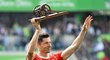 Robert Lewandowski s trofejí pro nejlepšího střelce Bundesligy