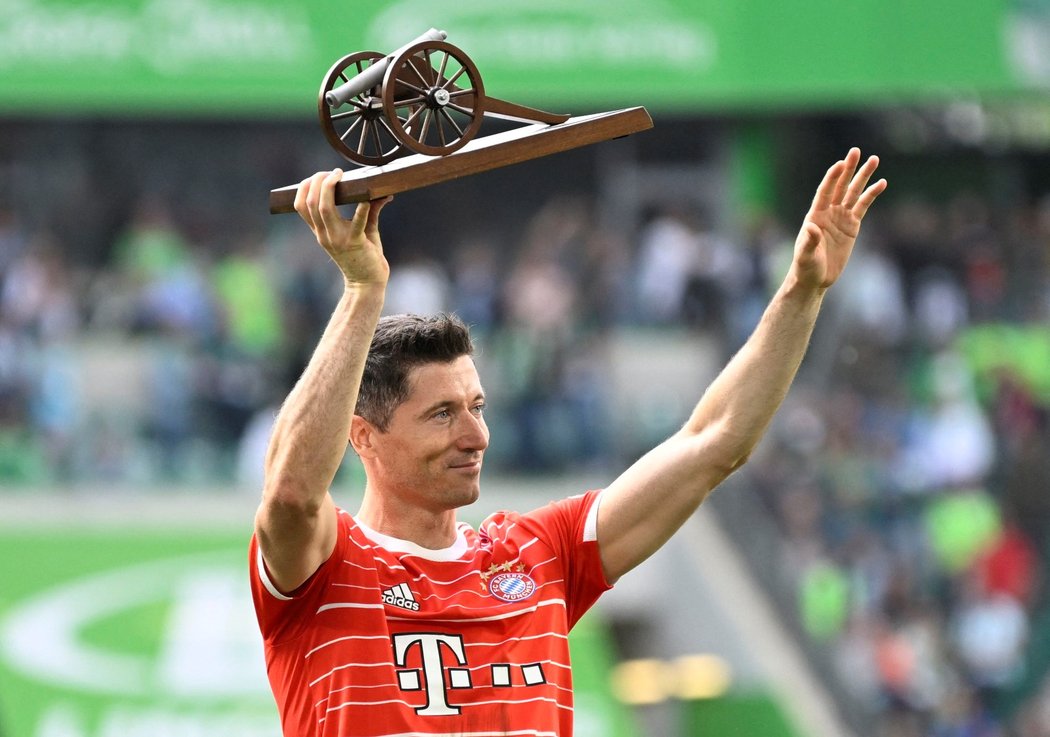 Robert Lewandowski s trofejí pro nejlepšího střelce Bundesligy