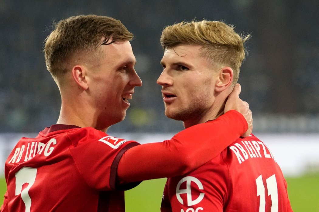 Timo Werner se raduje z gólu se spoluhráčem