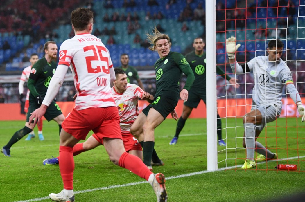 Jeden ze dvou gólových okamžiků duelu Lipska s Wolfsburgem