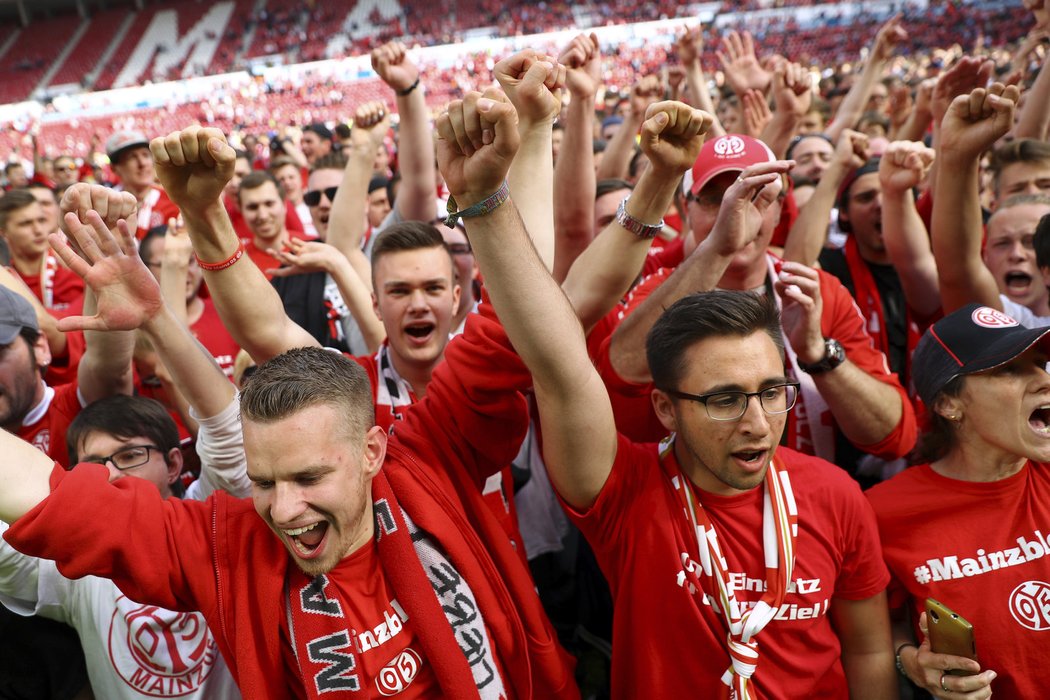 Fanoušci Mohuče slavili přímo na hřišti záchranu jejich týmu