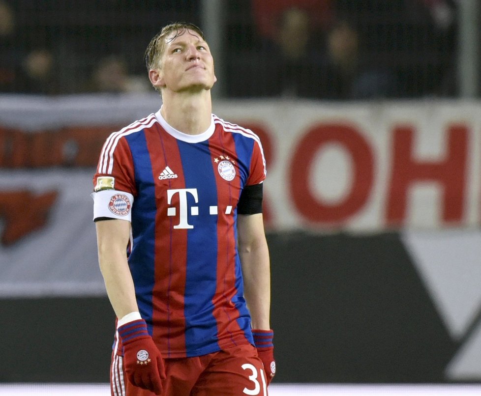 Zklamaný kapitán Bayernu Bastian Schweinsteiger po prohře na hřišti Wolfsburgu