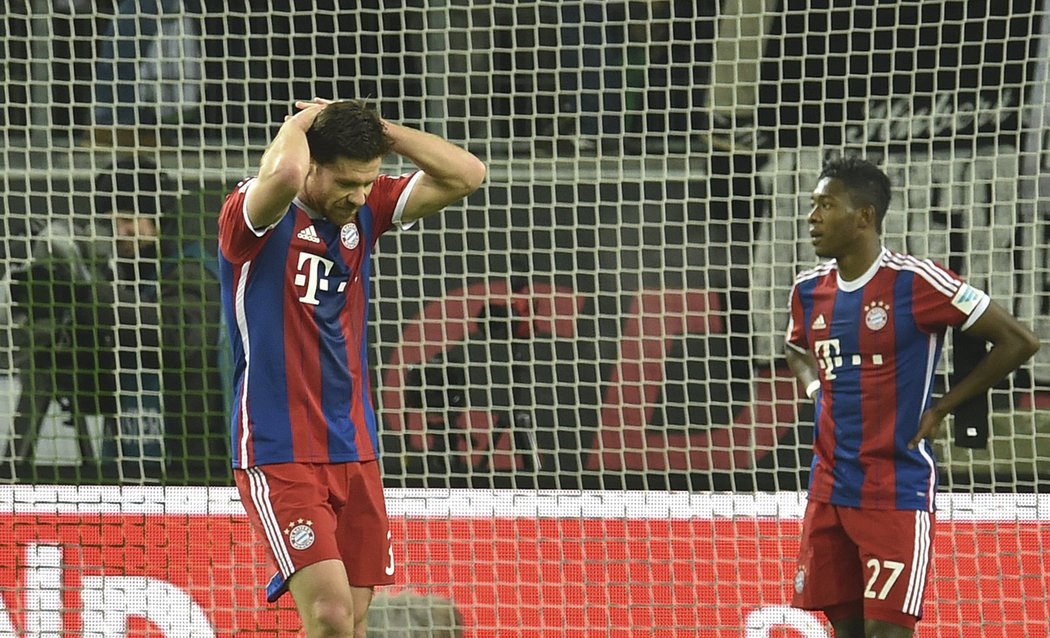Xabi Alonso a David Alaba poté, co Bayern vysoko prohrál na hřišti Wolfsburgu