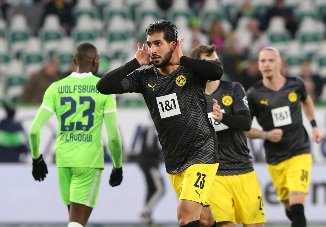 Fotbalisté Dortmundu slaví gól proti Wolfsburgu
