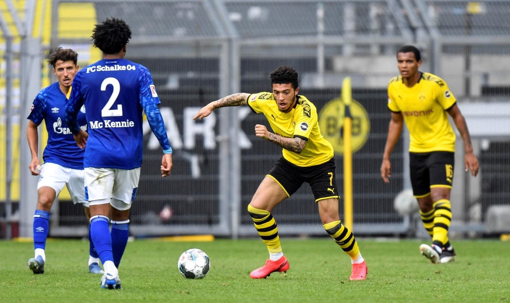 Křídelník Dortmundu Jadon Sancha při sobotním utkání proti Schalke