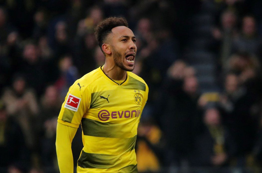 Útočník Dortmundu Pierre-Emerick Aubameyang slaví branku proti Schalke